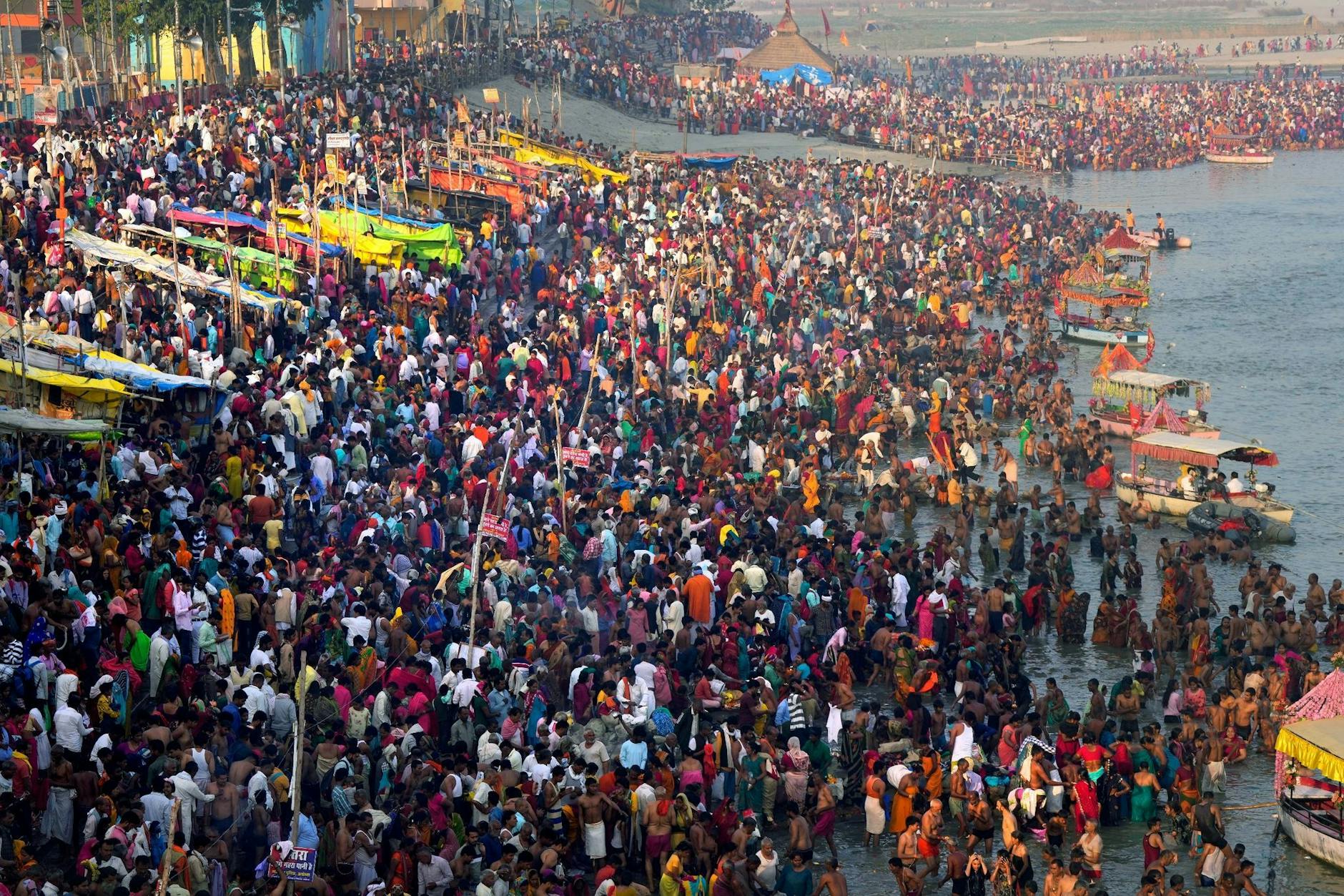 ARCHIV - Zehntausende Menschen nehmen bei einer religiösen Feier im nordindischen Ayodhya ein heiliges Bad im Fluss Saryu. Indien wird China als bevölkerungsreichstes Land der Welt ablösen.