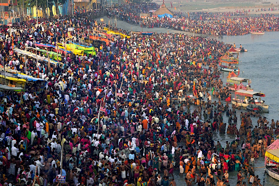 ARCHIV - Zehntausende Menschen nehmen bei einer religiösen Feier im nordindischen Ayodhya ein heiliges Bad im Fluss Saryu. Indien wird China als bevölkerungsreichstes Land der Welt ablösen.  