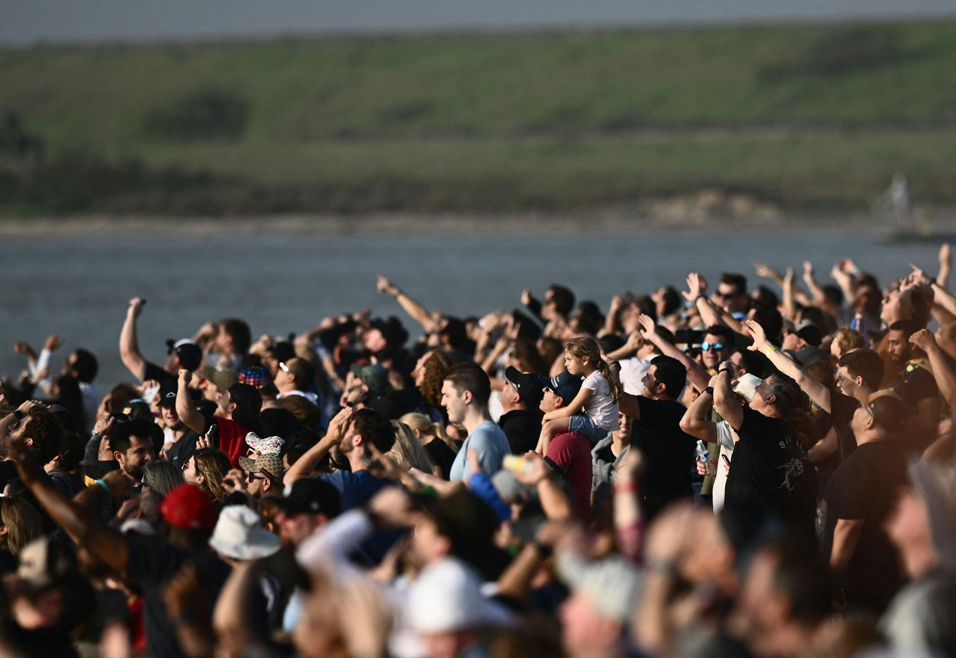 Schaulustige und SpaceX-Fans haben sich auf South Padre Island versammelt, um den Start vor Ort mitzuverfolgen.