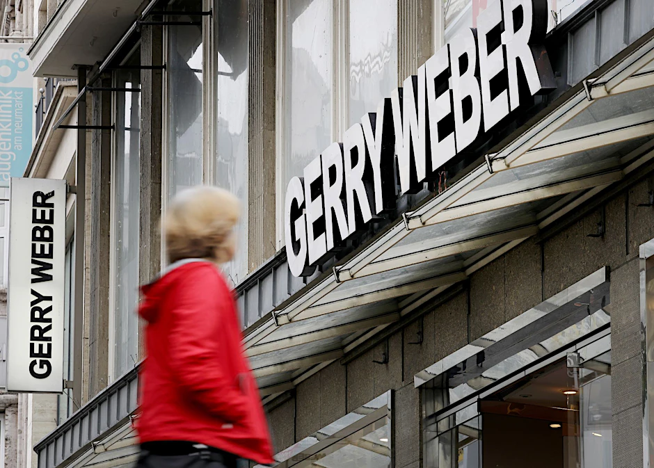 ARCHIV - Eine Passantin vor einer Filiale des Modeherstellers Gerry Weber in Köln: Der Modeherstaeeler will zurück aus Kurs.  