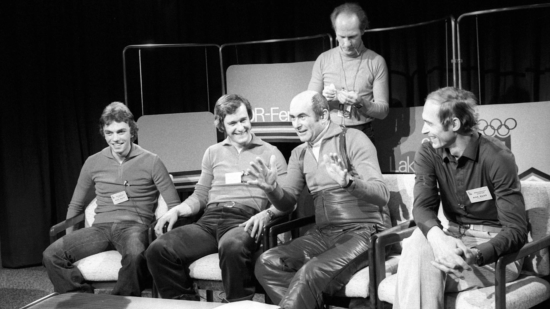 Winter-Olympia Februar 1980: Die nordischen Kombinierer Ulrich Wehling (2.v.l.), Uwe Dotzauer (l.) und Co-Trainer Dietmar Hupfer (r.) zu Gast bei Moderator Heinz Florian Oertel im DDR-Fernsehen.