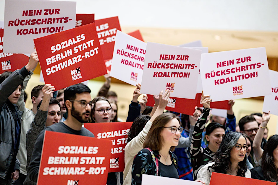 ARCHIV - Mitglieder vom Landesvorstand der Jusos Berlin zeigen am Rande der Landesdelegiertenkonferenz ihre Ablehnung.  