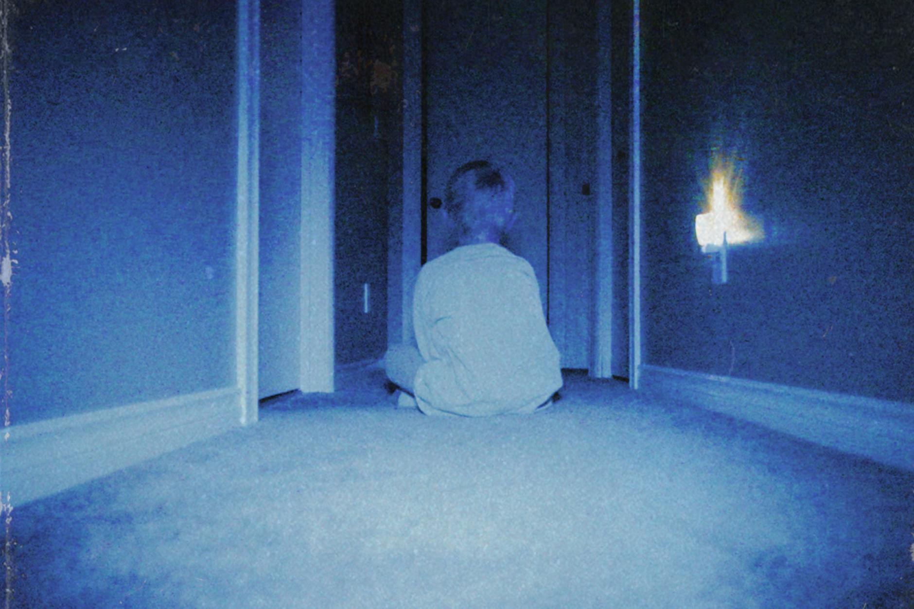 Kevin (Lucas Paul) allein zu Haus, mitten in der Nacht, ohne Eltern und ohne Hoffnung