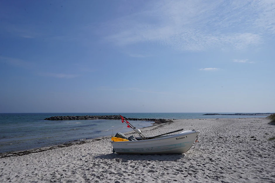 Ein Fischerboot am Ostseestrand.  