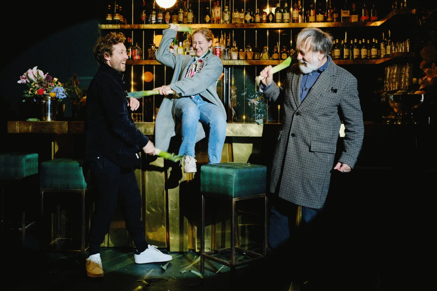 Die Troya-Macher Jonas Bailly, Anna Müller und Friedrich Liechtenstein liefern sich eine mysteriöse Lauchschlacht mit Happy End.