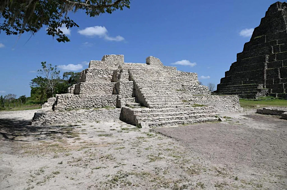 Eine Ruinenstätte der Maya im Südosten von Mexiko: Dort sind Knochenreste von mindestens 25 geopferten Menschen gefunden worden.