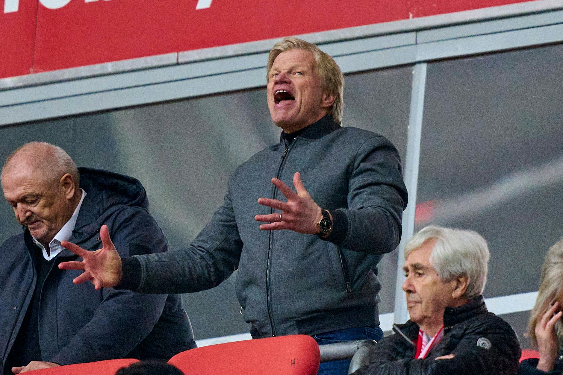 Bayern-Boss Oliver Kahn liefert auf der Tribüne noch die große Show der enttäuschten Emotionen ab. Für mehr könnte es bald vorbei sein.