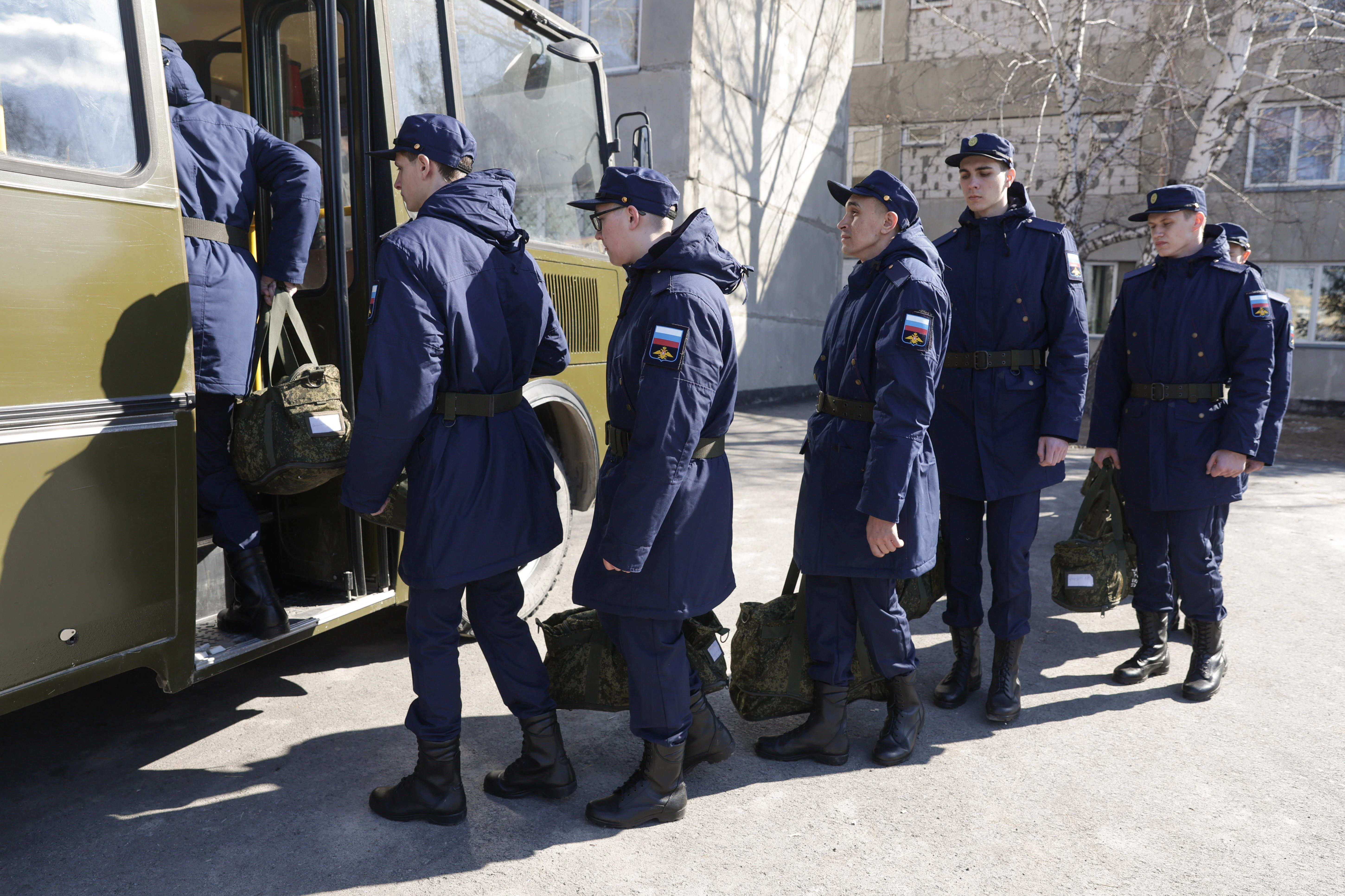 Nowosibirsk: Wehrpflichtige betreten einen Bus an einer Sammelstation des Rekrutierungsbüros der Armee, bevor sie zum Dienst bei den russischen Streitkräften aufbrechen.
