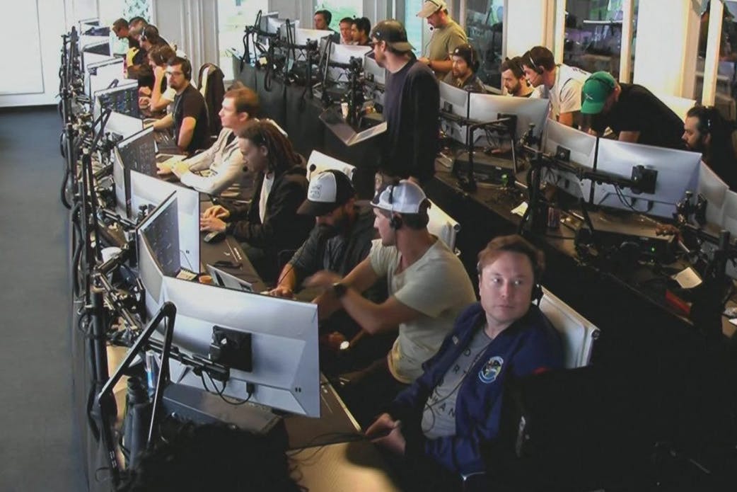 SpaceX-Chef Elon Musk verfolgt im Leitzentrum den Start der Rakete.