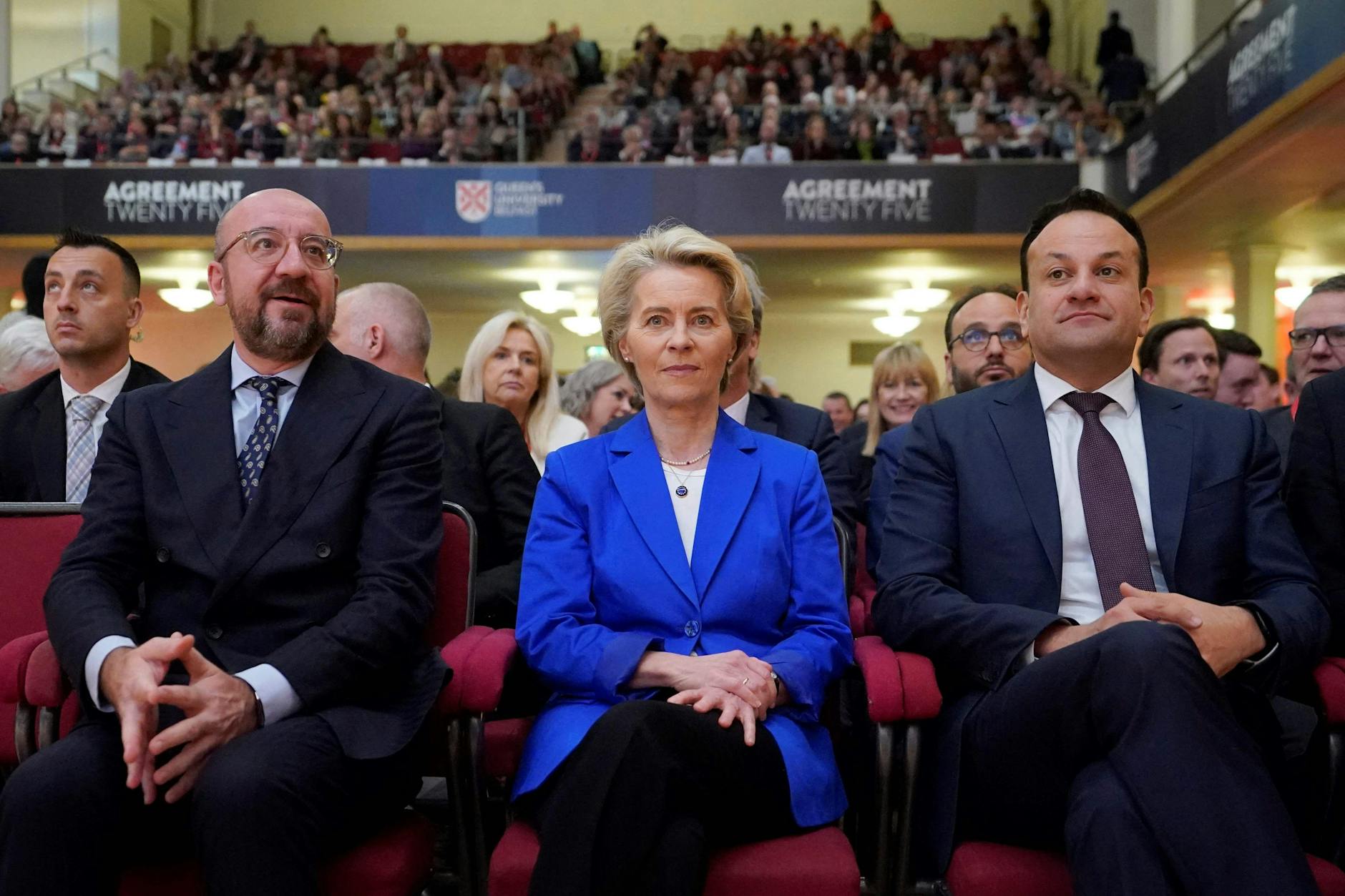 Ursula von der Leyen am 19. April mit Charles Michel (l.) und Irlands Leo Varadkar bei einer Konferenz in Belfast. 