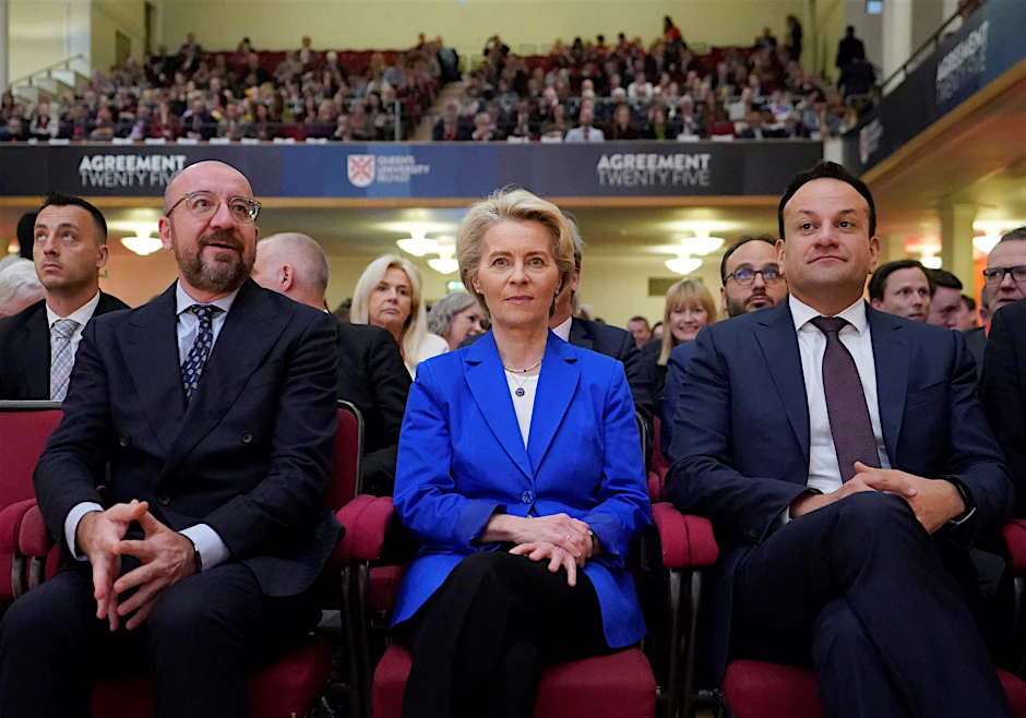 Ursula von der Leyen am 19. April mit Charles Michel (l.) und Irlands Leo Varadkar bei einer Konferenz in Belfast.&nbsp;