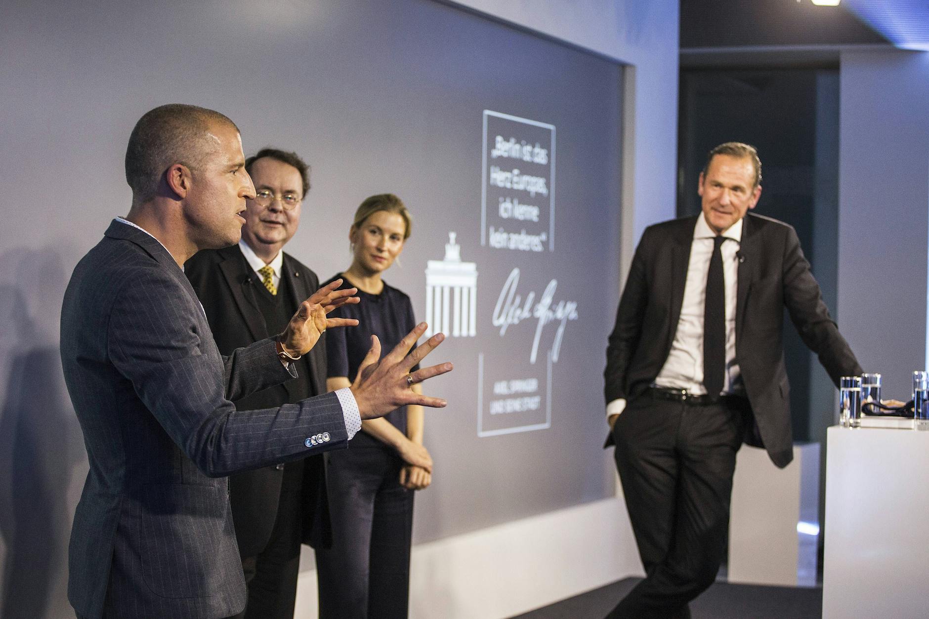 Innige Freundschaft: Buchvorstellung zum 30. Todestag von Verlagsgründer Axel Cäsar Springer. Benjamin von Stuckrad-Barre (l.) und Mathias Döpfner (r.).