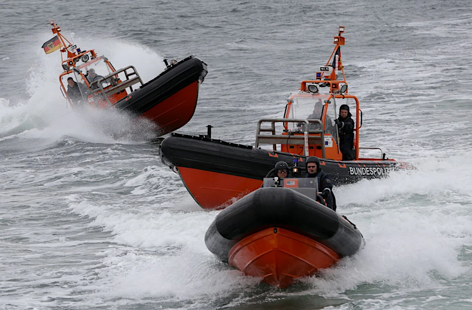 ARCHIV - Beamte der Bundespolizei See simulieren mit einem Festrumpfschlauchboot einen Piratenangriff.  