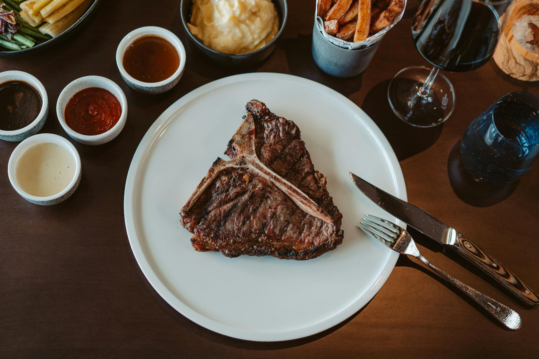 Wird trotzdem saftig serviert: Trocken gealterter T-Bone.