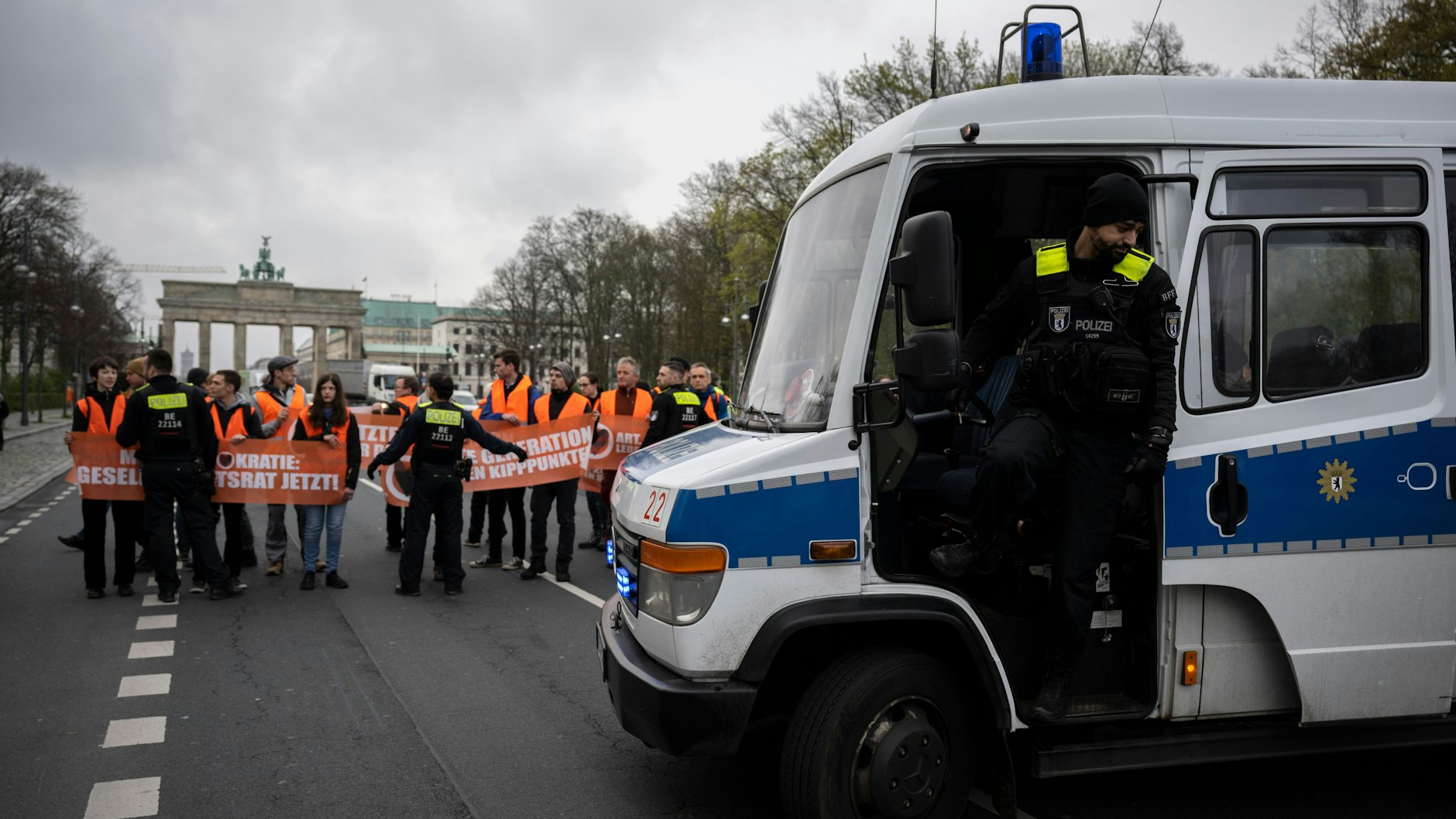 Teilnehmer eines unangemeldeten Protests stehen auf der Straße des 17. Juni in der Nähe des Brandenburger Tors. 