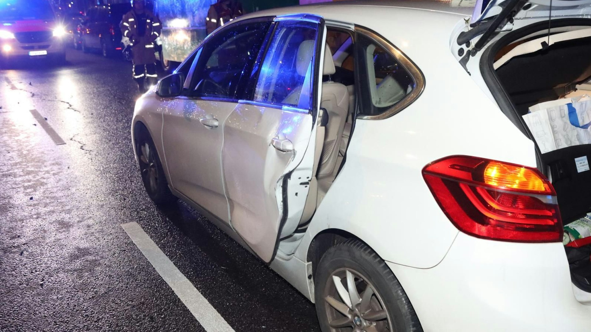 Zu einem Unfall wegen einer offenen Beifahrertür kam es in Berlin-Neukölln.