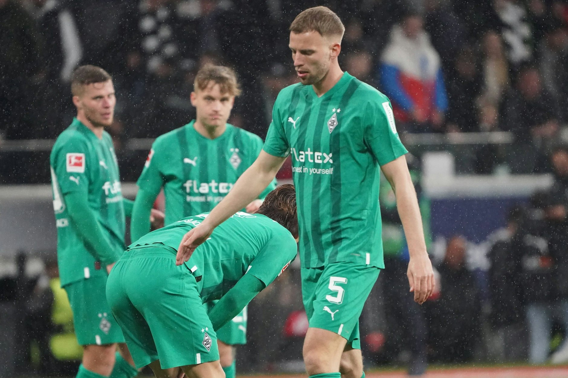 Hat sich bei den Fohlen vergaloppiert: Marvin Friedrich (mit der Nummer 5), hier nach dem Spiel gegen Eintracht Frankfurt am letzten Wochenende. 