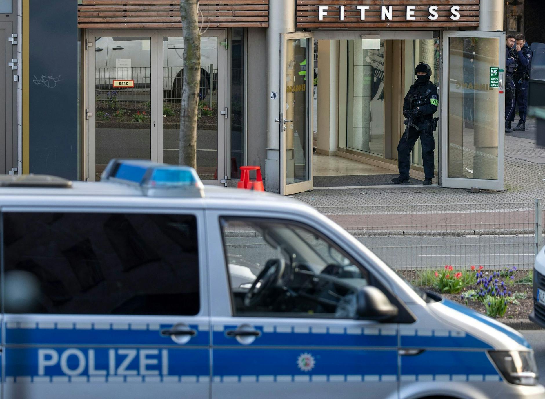 dpatopbilder - Polizeieinsatz in dem Duisburger Fitnessstudio.