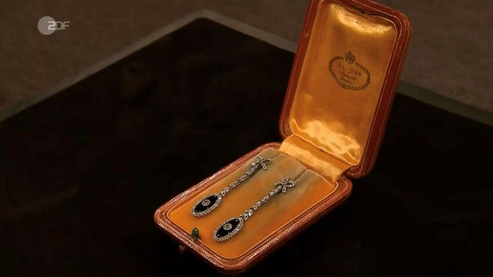Zu den Ohrringen bei „Bares für Rares“ gehört die Original-Schatulle.