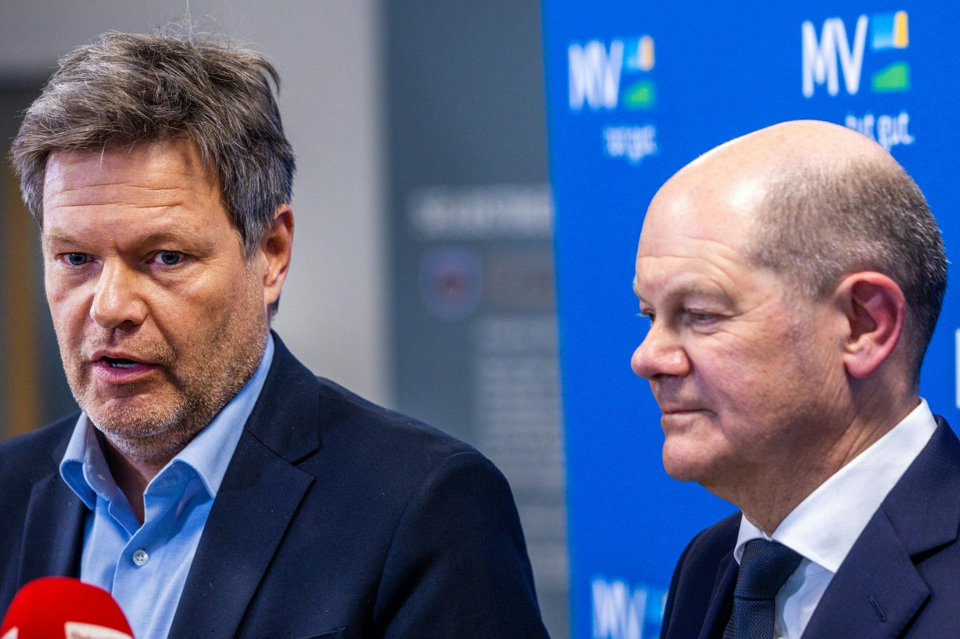 Olaf Scholz (r.) und Robert Habeck sind zu einer Gesprächsrunde zu den Rügener LNG-Plänen nach Binz gekommen. 