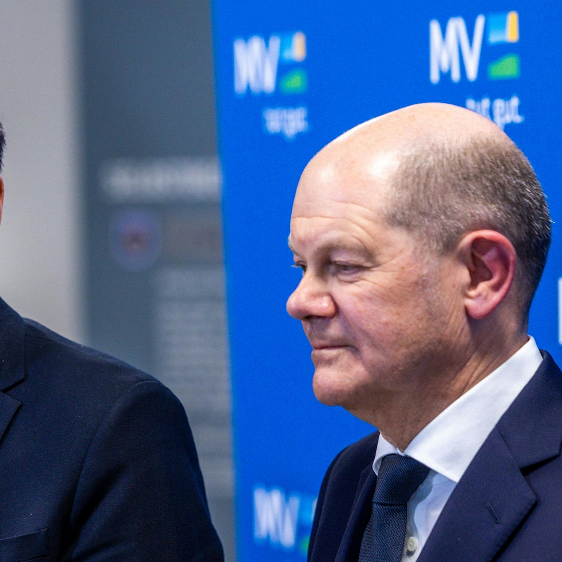 Kanzler Scholz und Minister Habeck treffen auf Rügen LNG-Kritiker: Demo vor der Tür