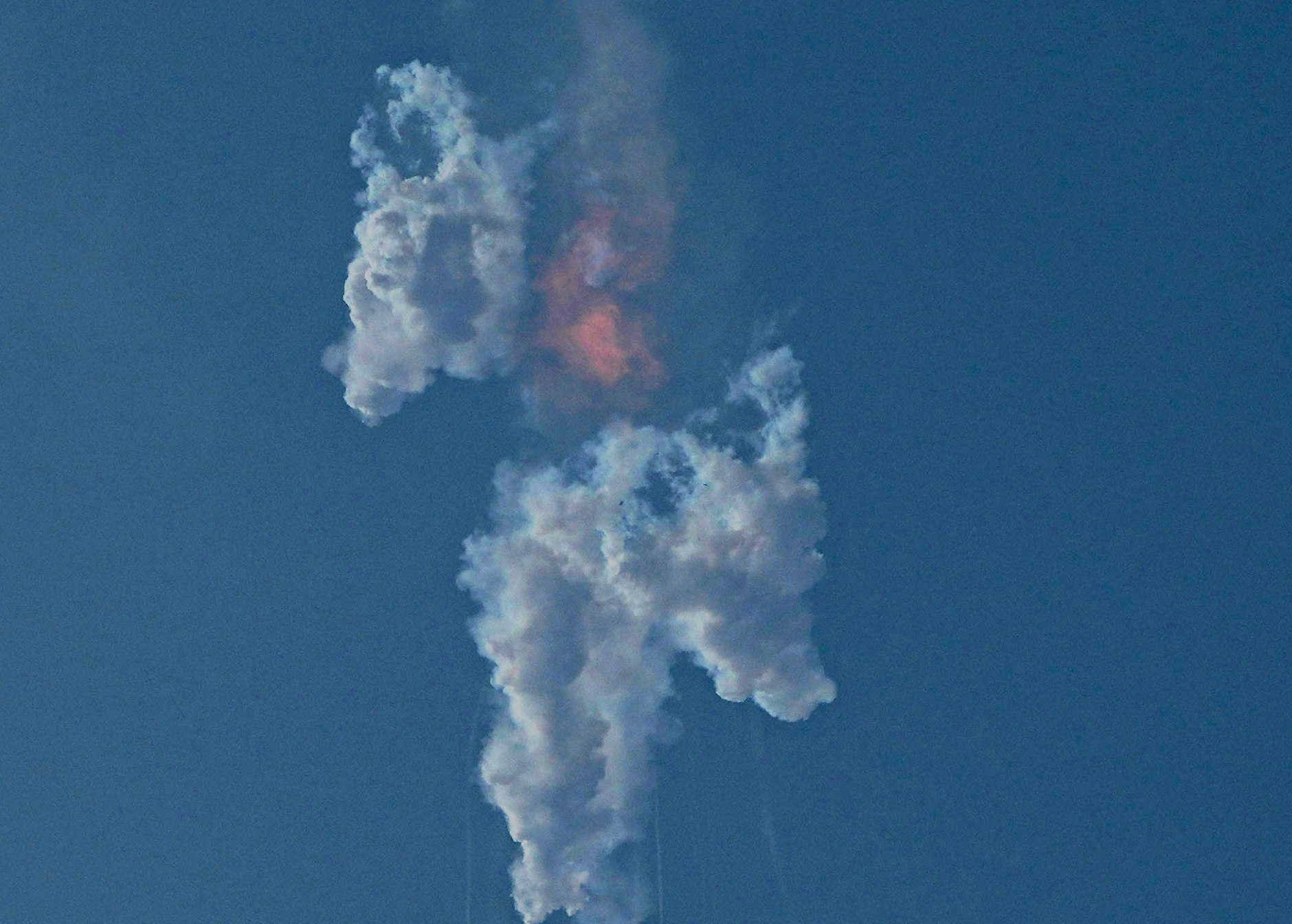 Das abrupte Ende des Testfluges: Die Rakete explodiert. Elon Musk gibt sich dennoch optimistisch, spricht auf Twitter von einem "aufregenden Test". Die nächste Starship soll in wenigen Monaten abheben.