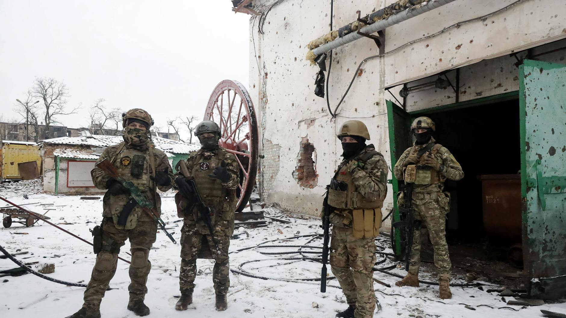 Wagner-Söldner vor einem zerstörten Gebäude in Soledar in der schwer umkämpften Ostukraine.