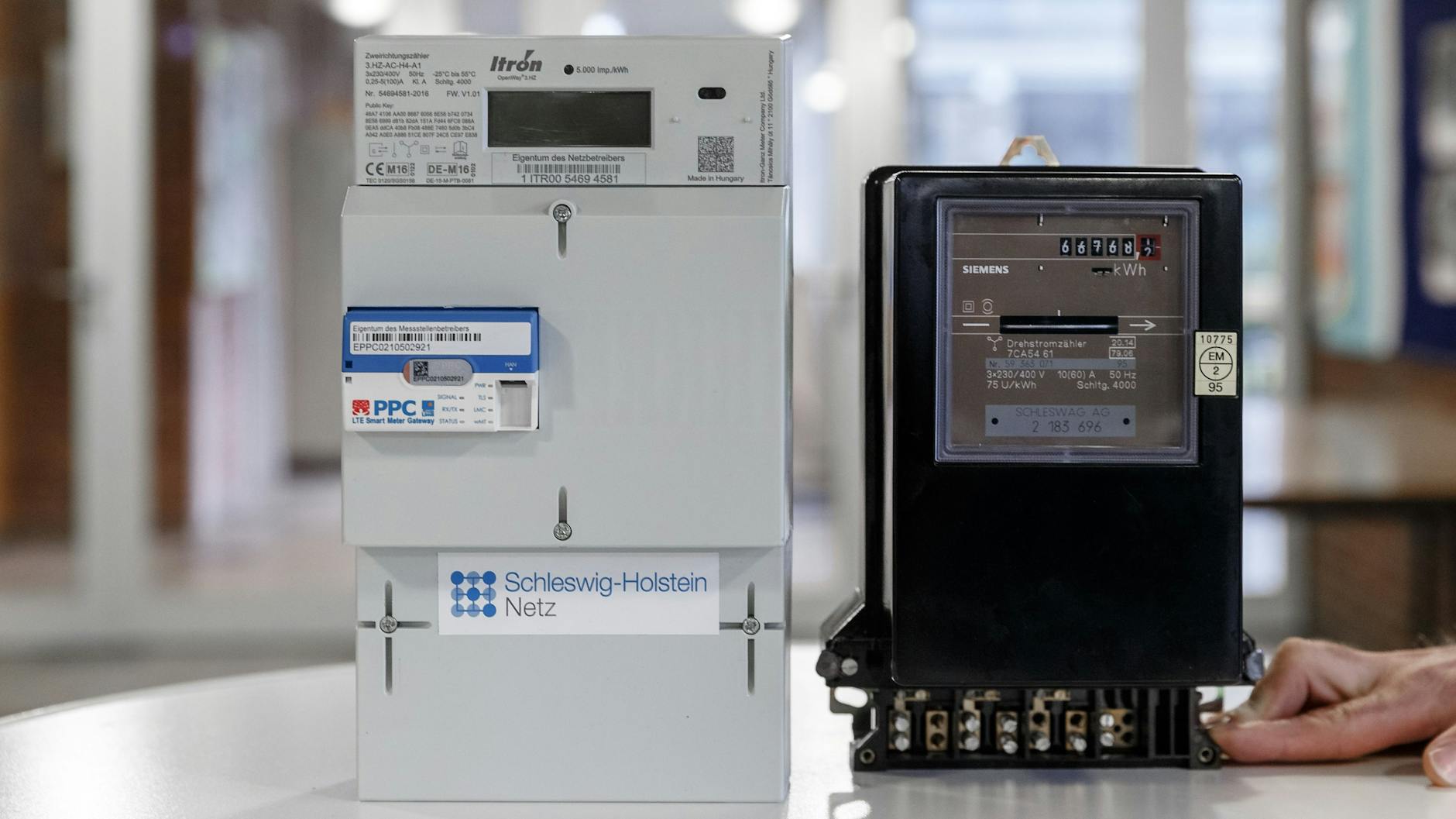 Ein digitaler Stromzähler (links) zur Datenübertragung neben einem herkömmlichen analogen Zähler