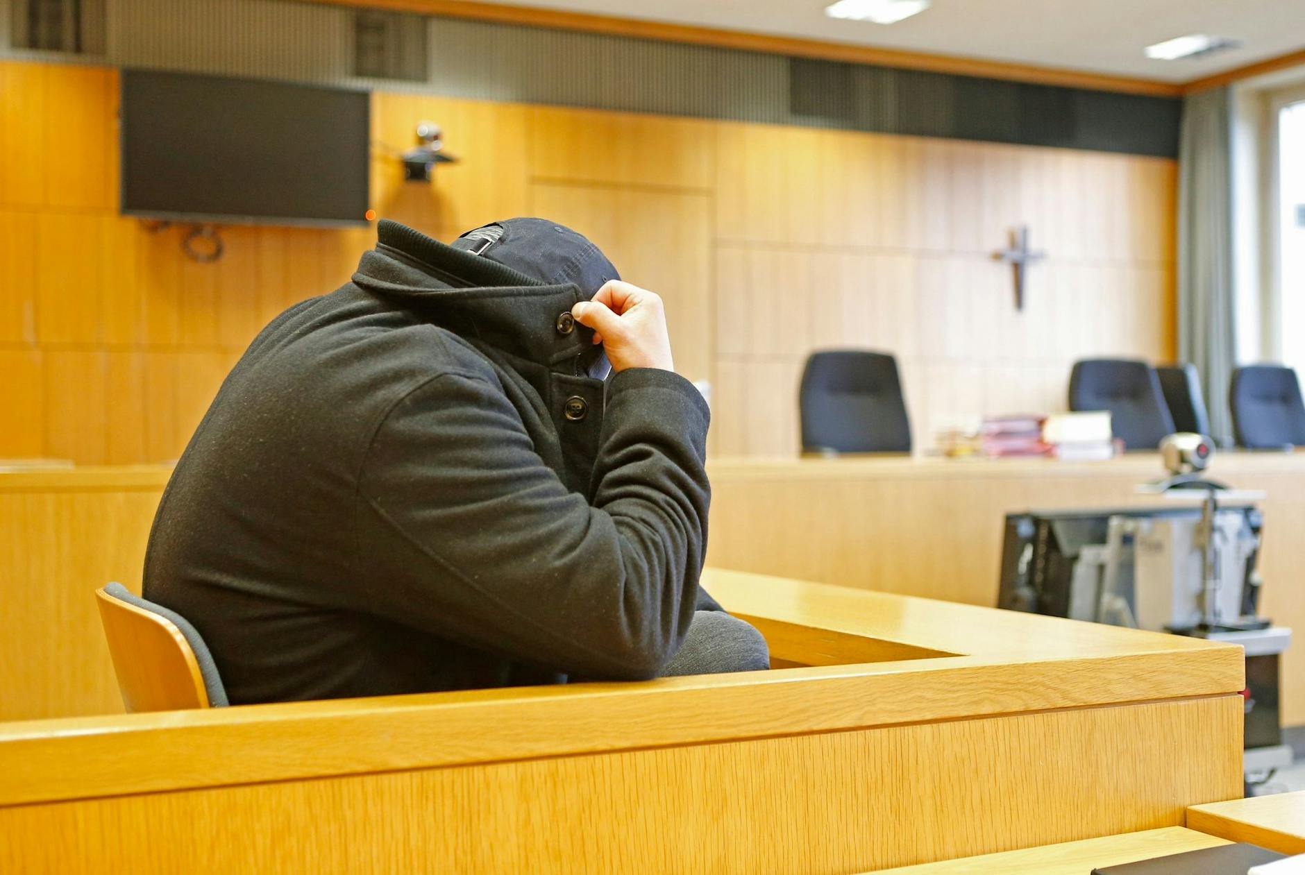 Der Angeklagte sitzt beim Auftakt seines Prozesses im Gerichtssaal in Traunstein.