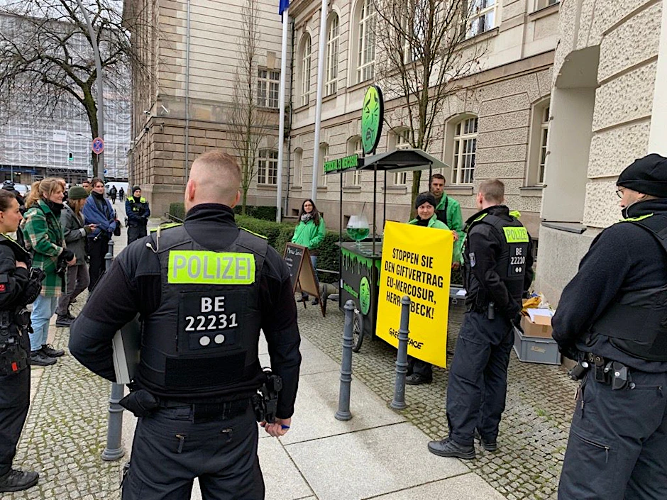 Polizisten forderten die Aktivisten auf, die unangemeldete Versammlung auf die andere Straßenseite zu verlegen.