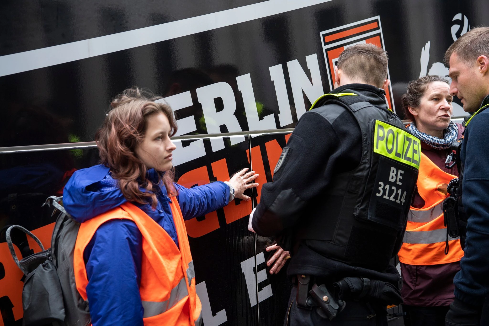 Zwei Klimaaktivisten haben sich an einem Reisebus vor dem Marriott Hotel am Potsdamer Platz geklebt.&nbsp;