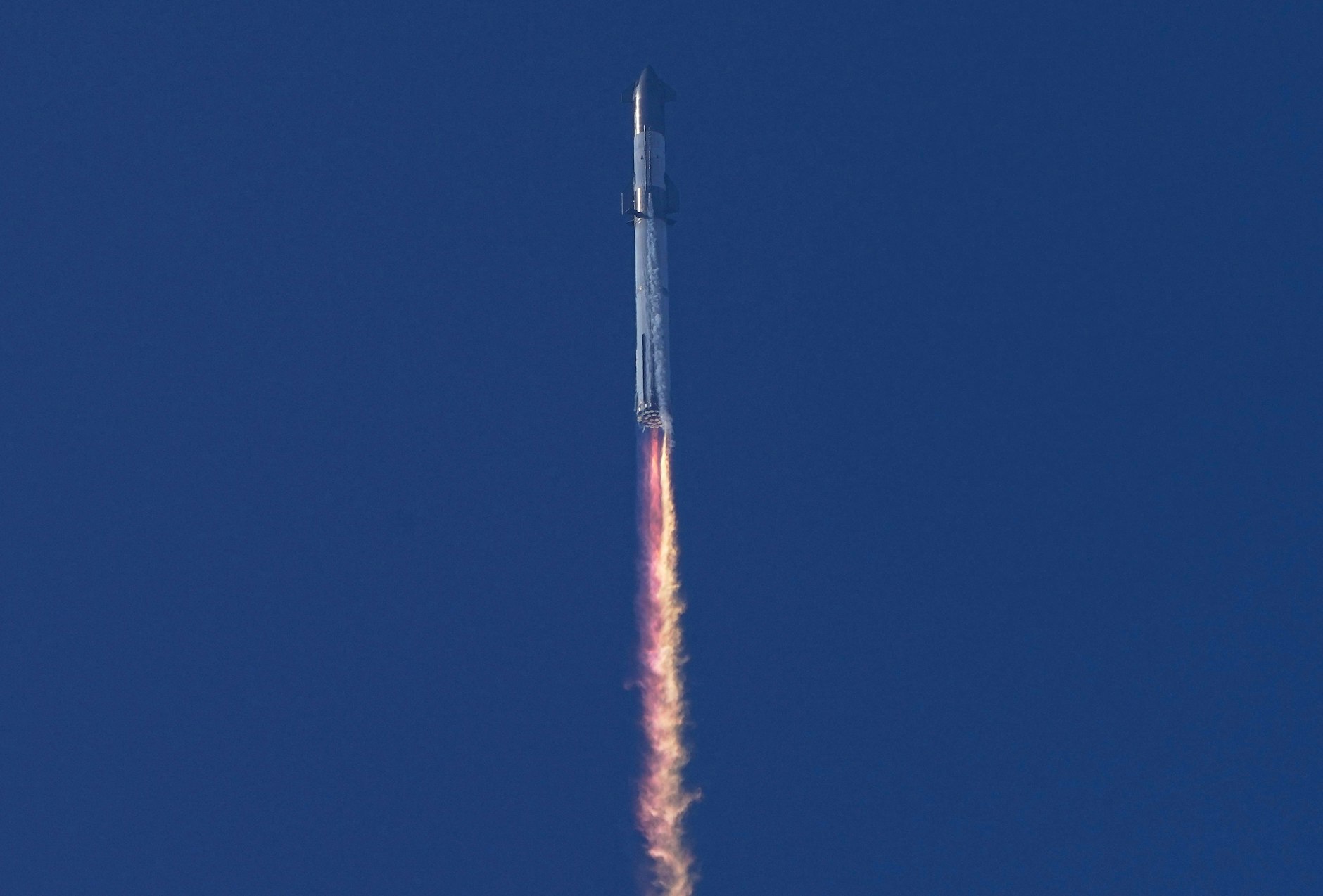 Drei Minuten nach dem Start soll sich die Starship-Kapsel vom Raketenantrieb lösen.