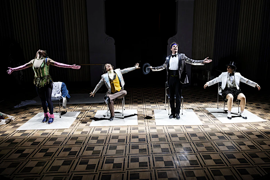 „House of Dance“ in der Schaubühne mit&nbsp;<a href="https://www.schaubuehne.de/de/de/personen/genija-rykova.html">Genija Rykova</a>, <a href="https://www.schaubuehne.de/de/de/personen/henri-maximilian-jakobs.html">Henri Maximilian Jakobs</a>, <a href="https://www.schaubuehne.de/de/de/personen/holger-buelow.html">Holger Bülow</a>, <a href="https://www.schaubuehne.de/de/de/personen/hevin-tekin.html">Hêvîn Tekin</a>&nbsp;(v.l.)