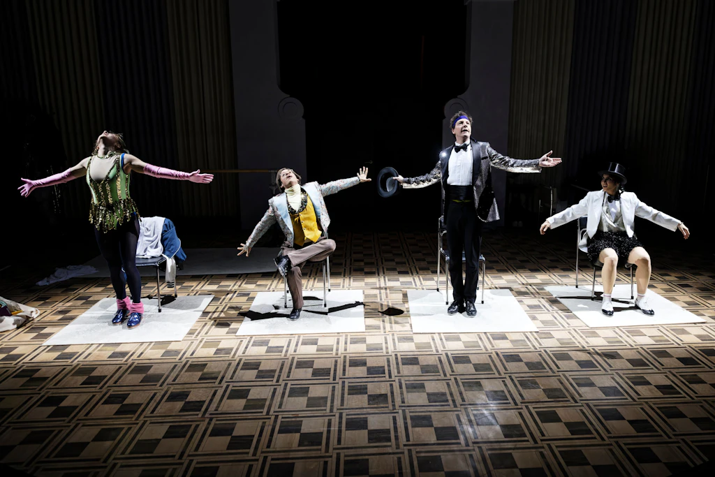 Zu doof zum Träumen: „House of Dance“ in der Schaubühne