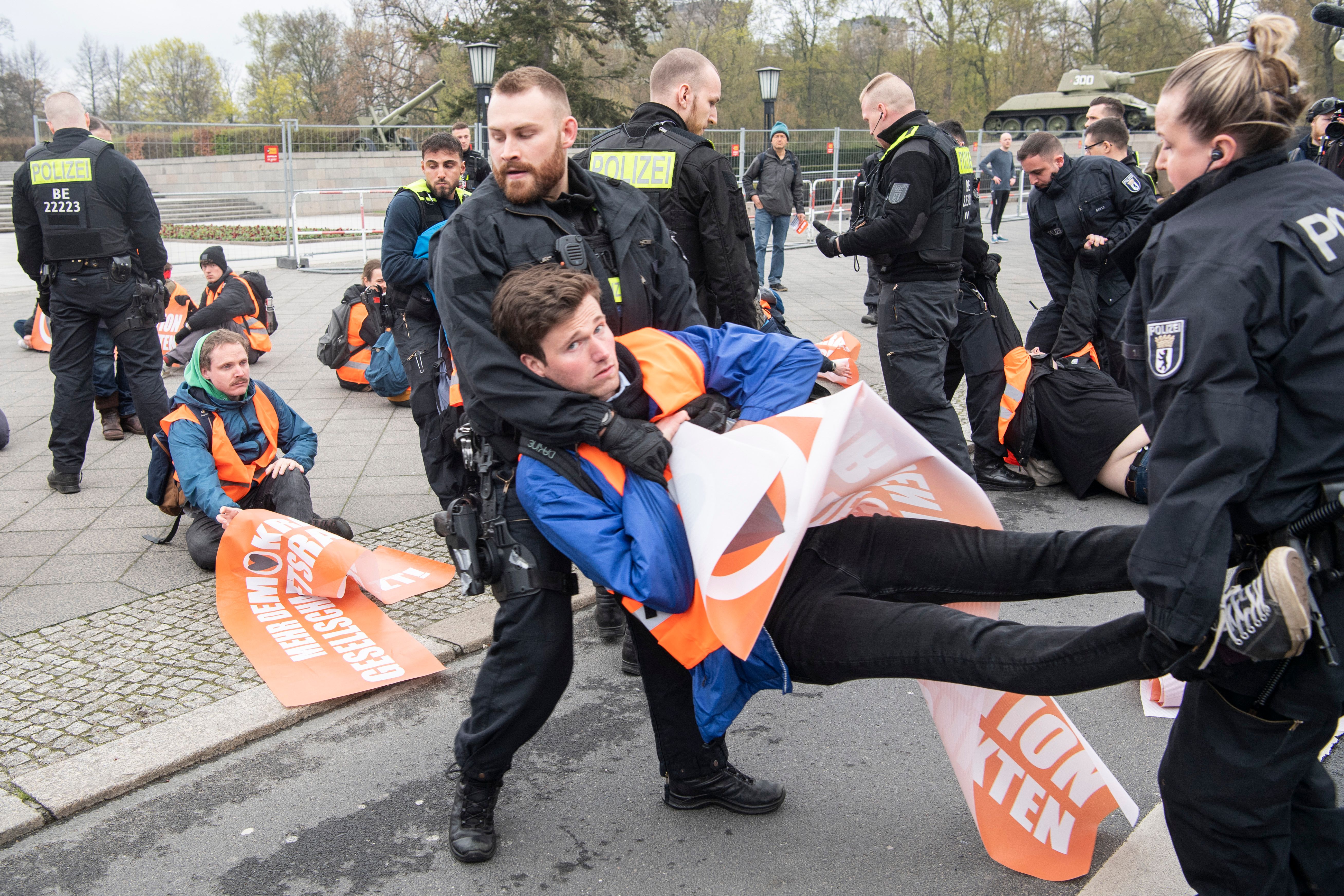 Image - Klima-Aktivisten laufen sich in Berlin warm – Situation eskaliert