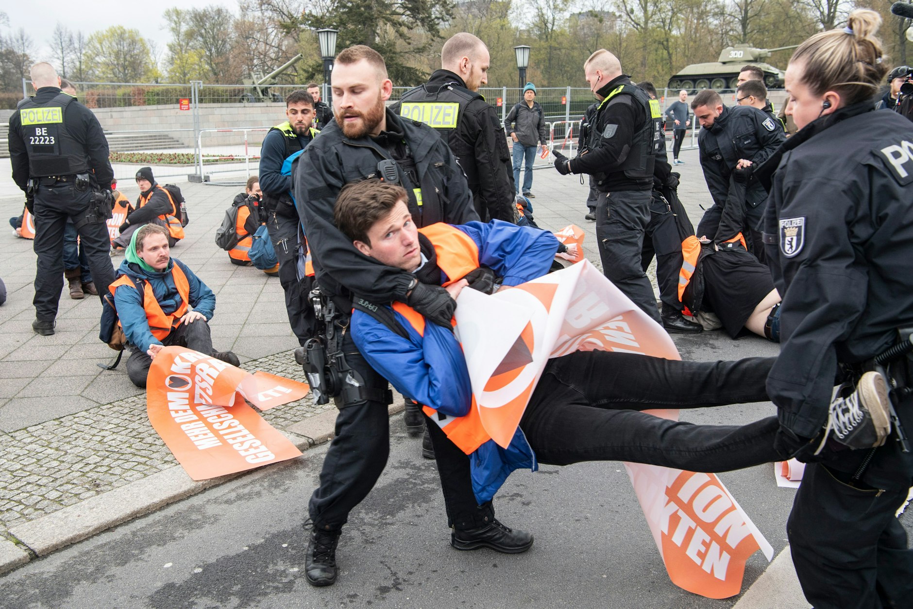 Ein Teilnehmer eines unangemeldeten Protests auf der Straße des 17. Juni in der Nähe des Brandenburger Tors wird von Polizisten weggetragen. Die Klima-Aktivisten der Letzten Generation haben angekündigt, in den kommenden Tagen Störaktionen in Berlin vorzunehmen. 