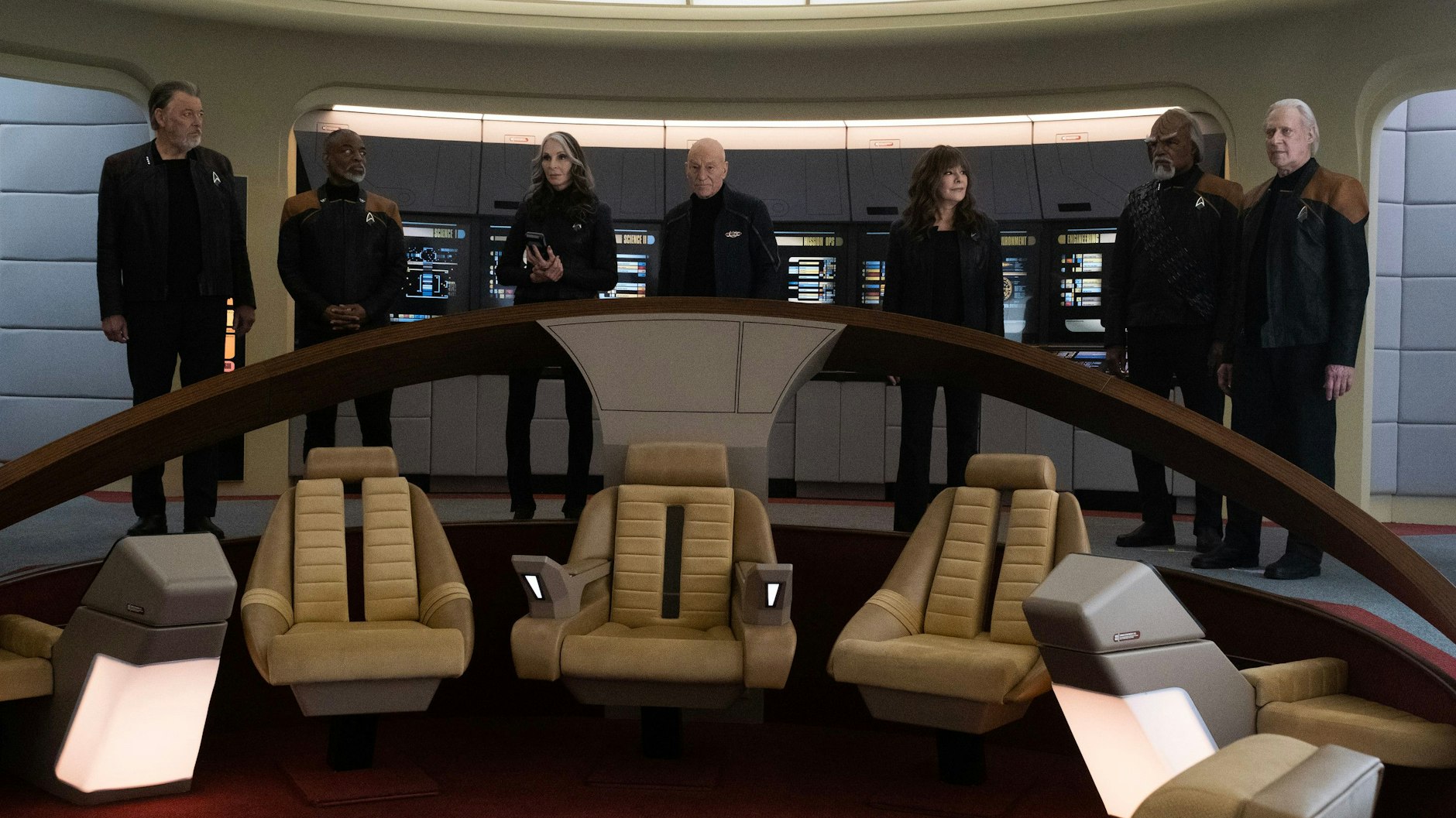 Das Finale von „Star Trek: Picard“: die alte Crew ist wieder auf ihrer Enterprise. V.l.:&nbsp; Jonathan Frakes als Will Riker, LeVar Burton als Geordi La Forge, Gates McFadden als Dr. Beverly Crusher, Patrick Steward als Picard, Marina Sirtis als Deanna Troi, Michael Dorn als Worf und Brent Spiner als Data.