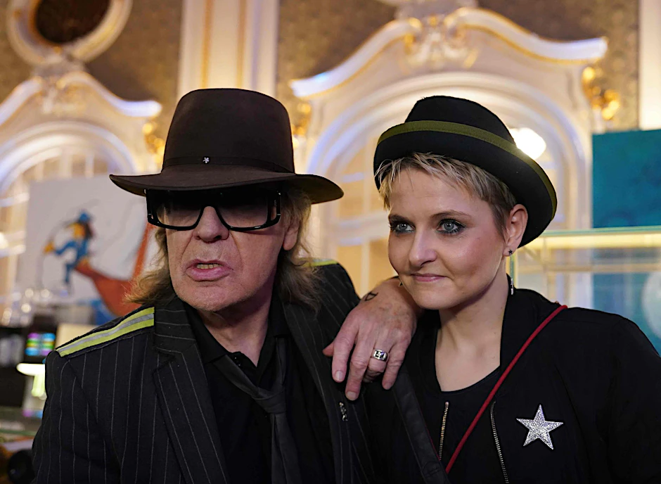 PRODUKTION - Der Sänger und Musiker Udo Lindenberg steht neben seiner Freundin Tine Acke in der Hamburger Laeiszhalle.  