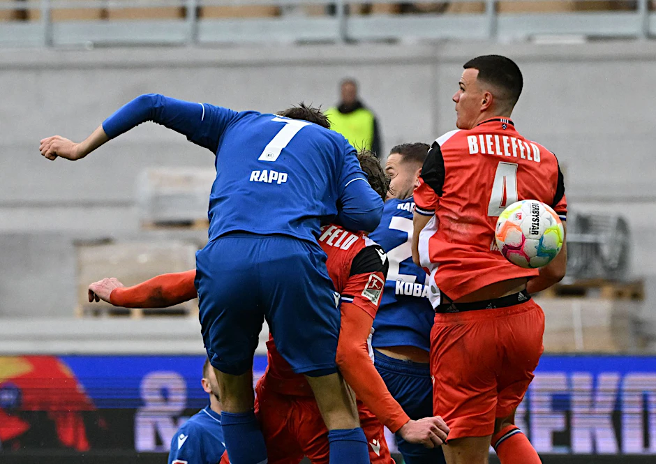 Simone Rapp (l) brachte mit seinem Tor den KSC gegen Bielefeld zurück ins Spiel.  