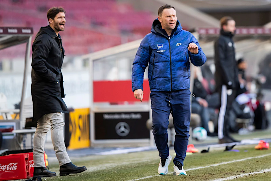 ARCHIV - Herthas Trainer Pal Dardai (r) und damaliger Sportdirektor Arne Friedrich (l) reagieren im Spiel.  