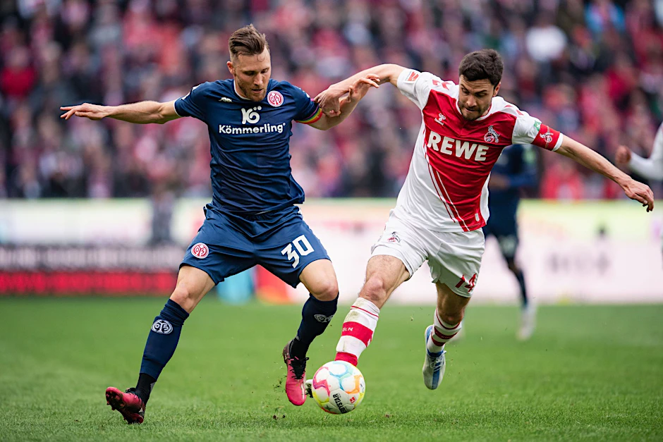 Kölns Kapitän Jonas Hector (r) im Zweikampf mit dem Mainzer Silvan Widmer.  