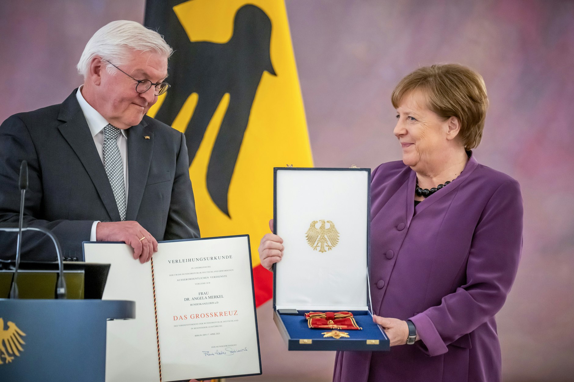 Der Ex-Außenminister würdigt die Ex-Kanzlerin.