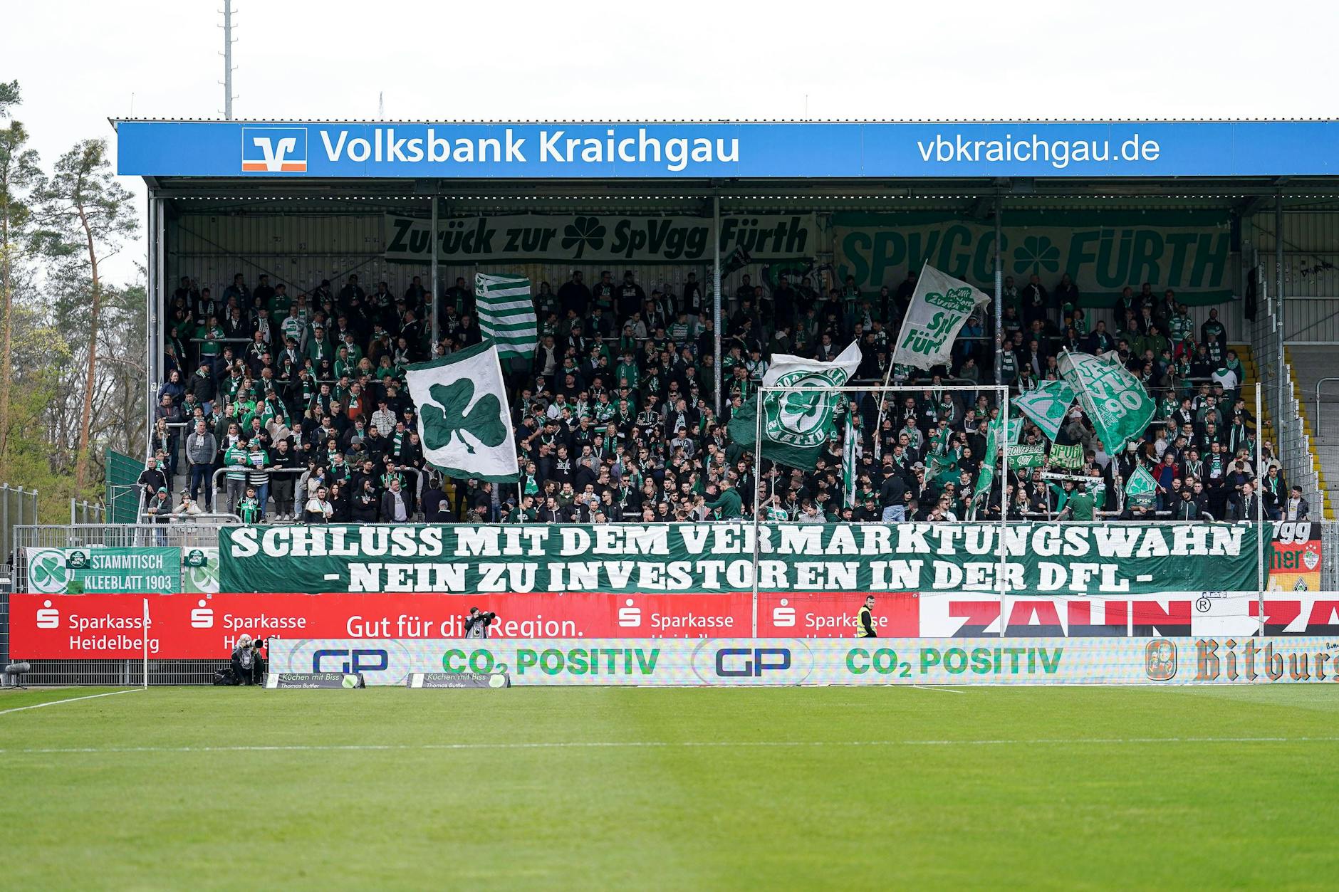 Ein „Schluss mit dem Vermarktungswahn“-Banner zeigen Fans von Greuther Fürth.