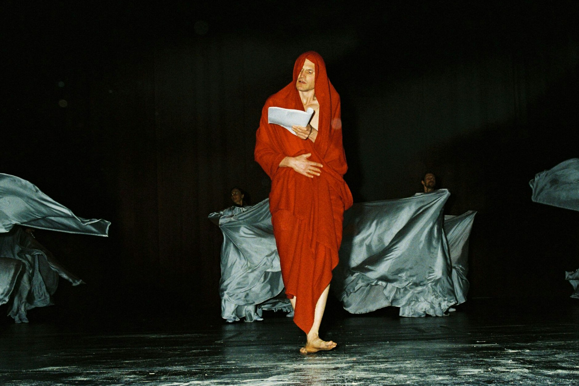 Fabian Hinrichs mit Textbuch als König des Abends
