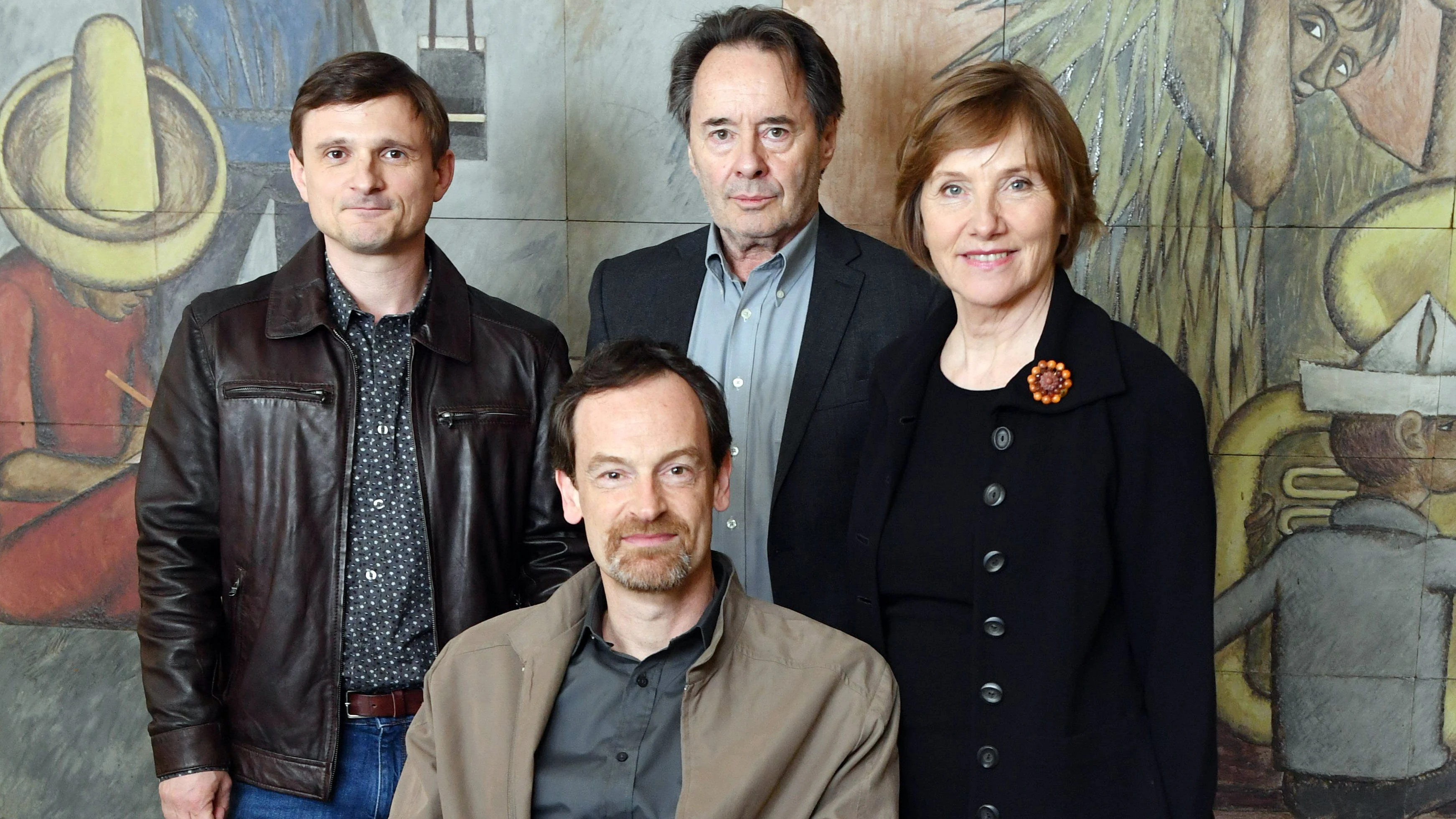Die TV-Serie „Weissensee“ könnte nun doch weitergehen – ohne die ARD. Hier sehen wir die Schauspieler Florian Lukas (von links), Jörg Hartmann, Uwe Kockisch und Ruth Reinecke bei Dreharbeiten am Set der vierten Staffel.