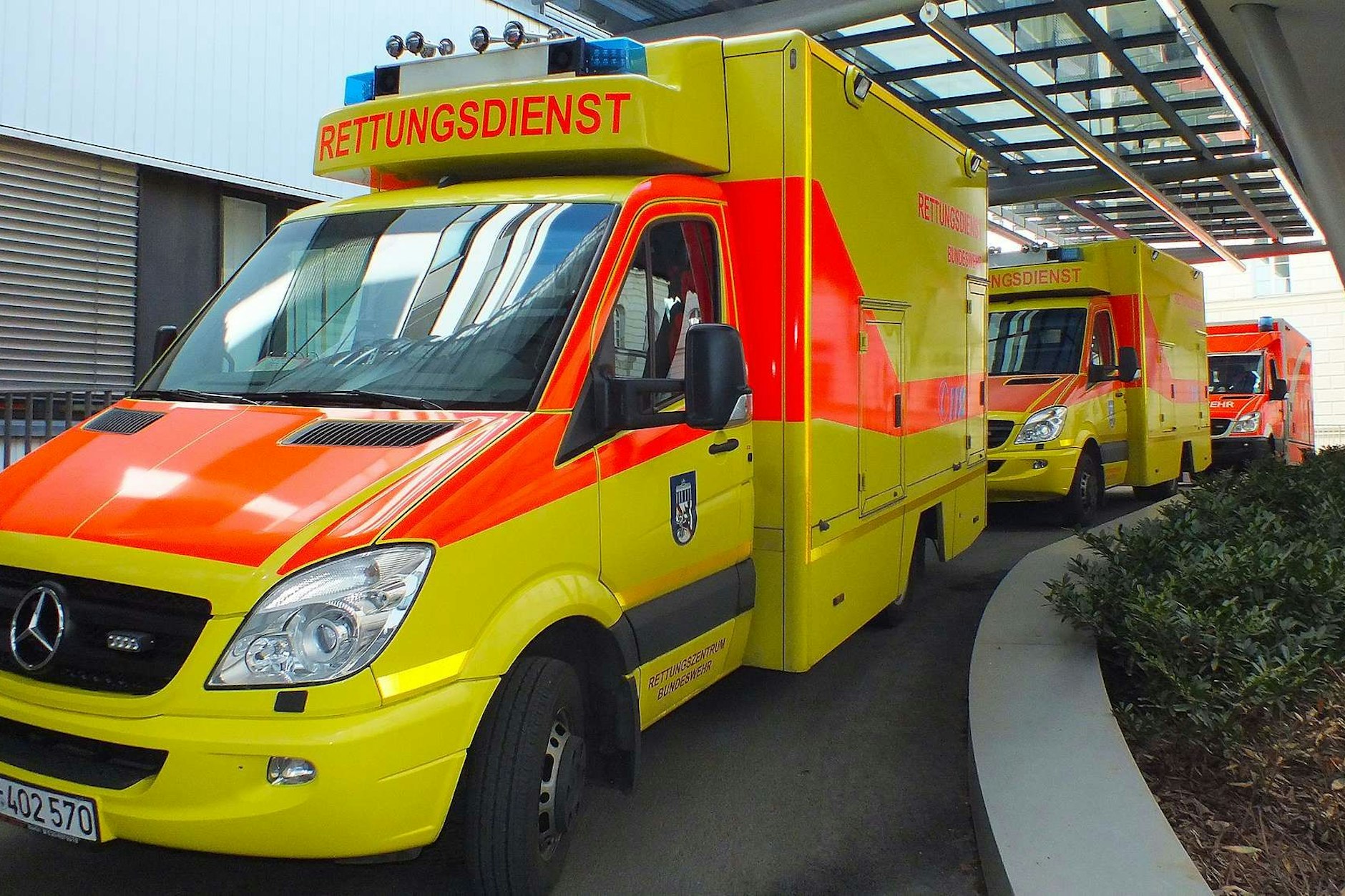 Rettungswagen der Bundeswehr sind an den Bw-Krankenhäusern Berlin, Hamburg, Ulm und Koblenz Teil des städtischen Rettungsdienste.