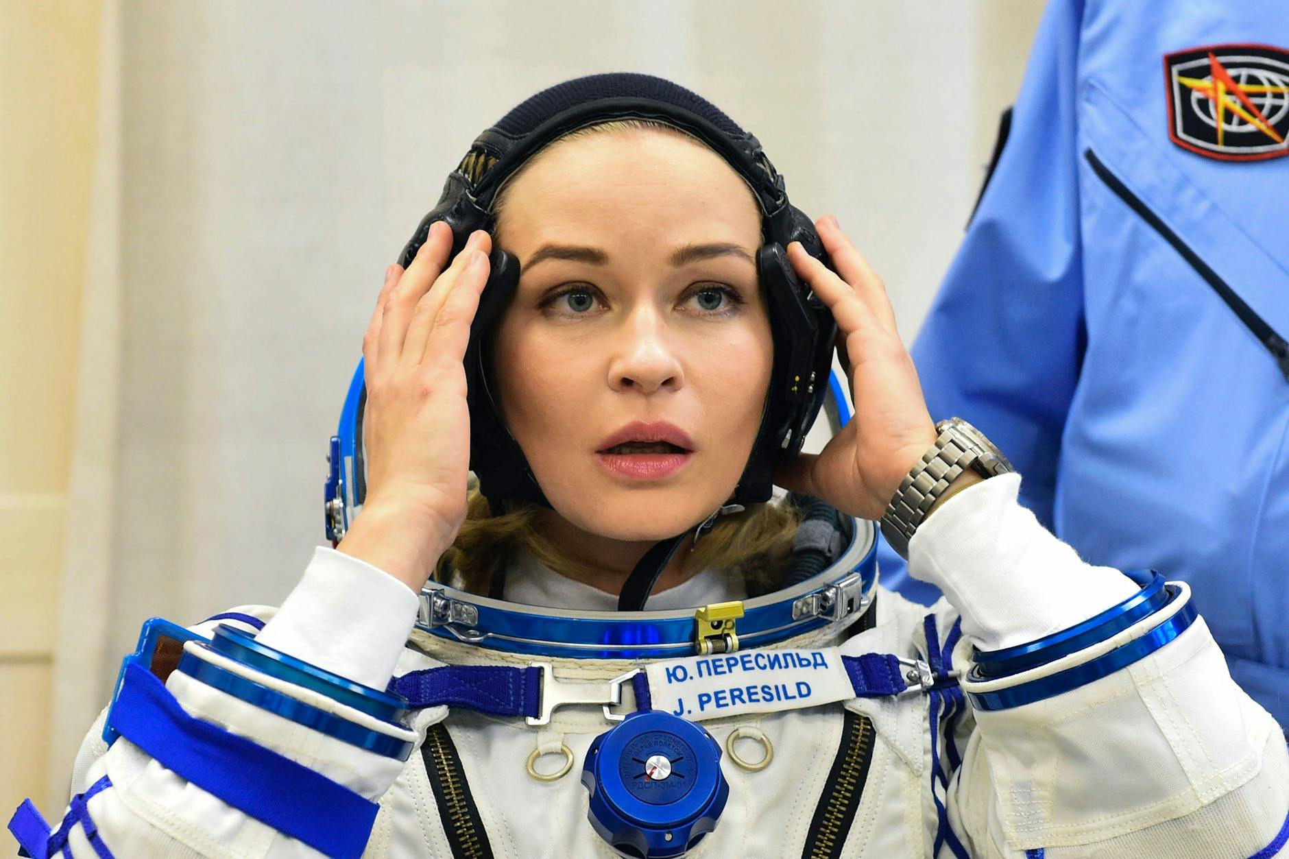 Das von der Raumfahrtagentur Roskosmos veröffentlichten Foto zeigt die russische Schauspielerin Julia Peressild, die vor dem Start mit der Sojus-Rakete auf dem Kosmodrom Baikonur einen Raumanzug trägt (Archivfoto).