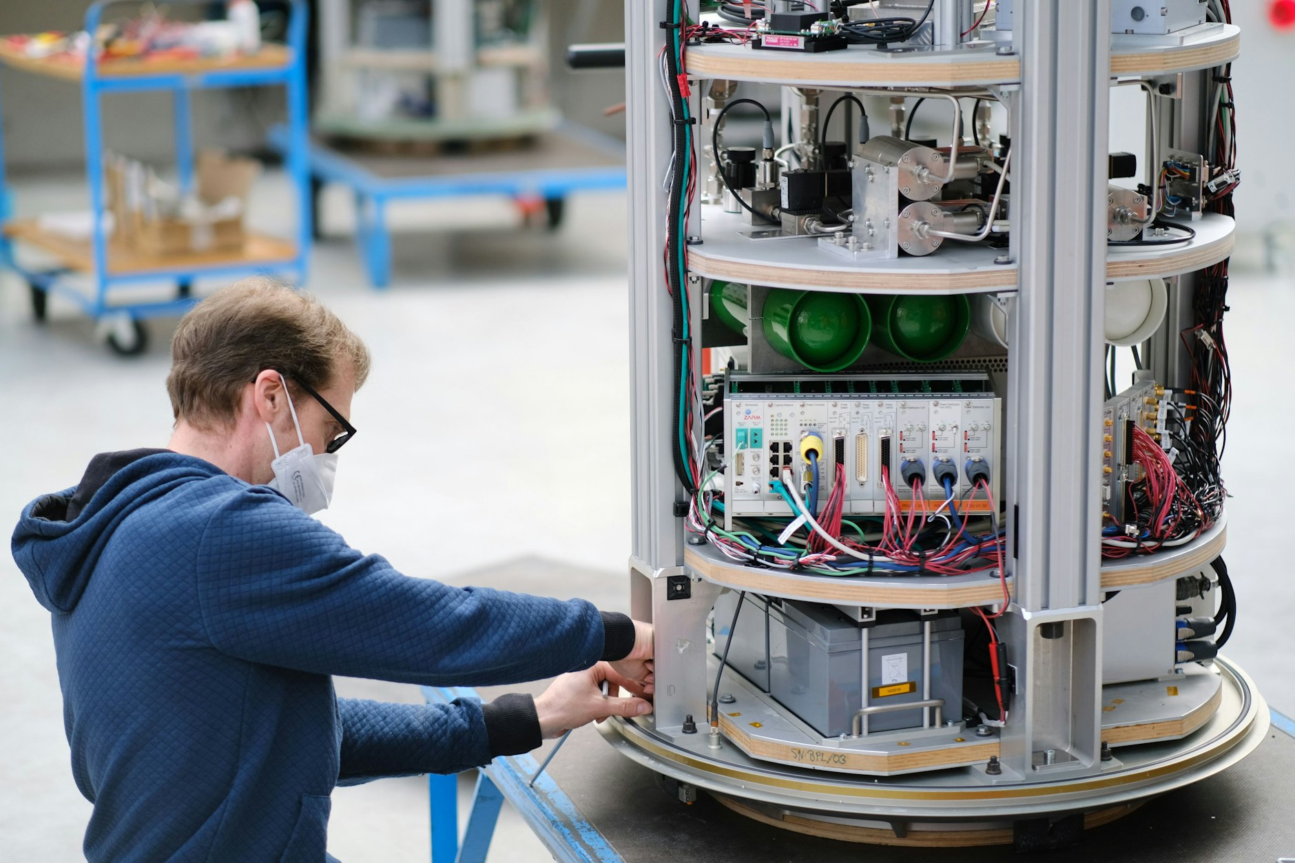 Ein Mitarbeiter der ZARM Fallturm-Betriebsgesellschaft tariert eine Fallkapsel. Seit 30 Jahren ist der Fallturm Bremen die weltweite Instanz in der Mikrogravitationsforschung und setzt bezüglich der Experimentqualität und -dauer Maßstäbe.