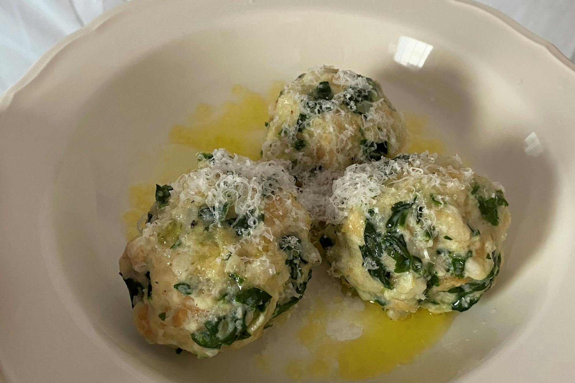 Spinatknödel mit Olivenöl und ganz viel Parmesan: schmecken auch auf Mallorca bei 25 Grad im Schatten.