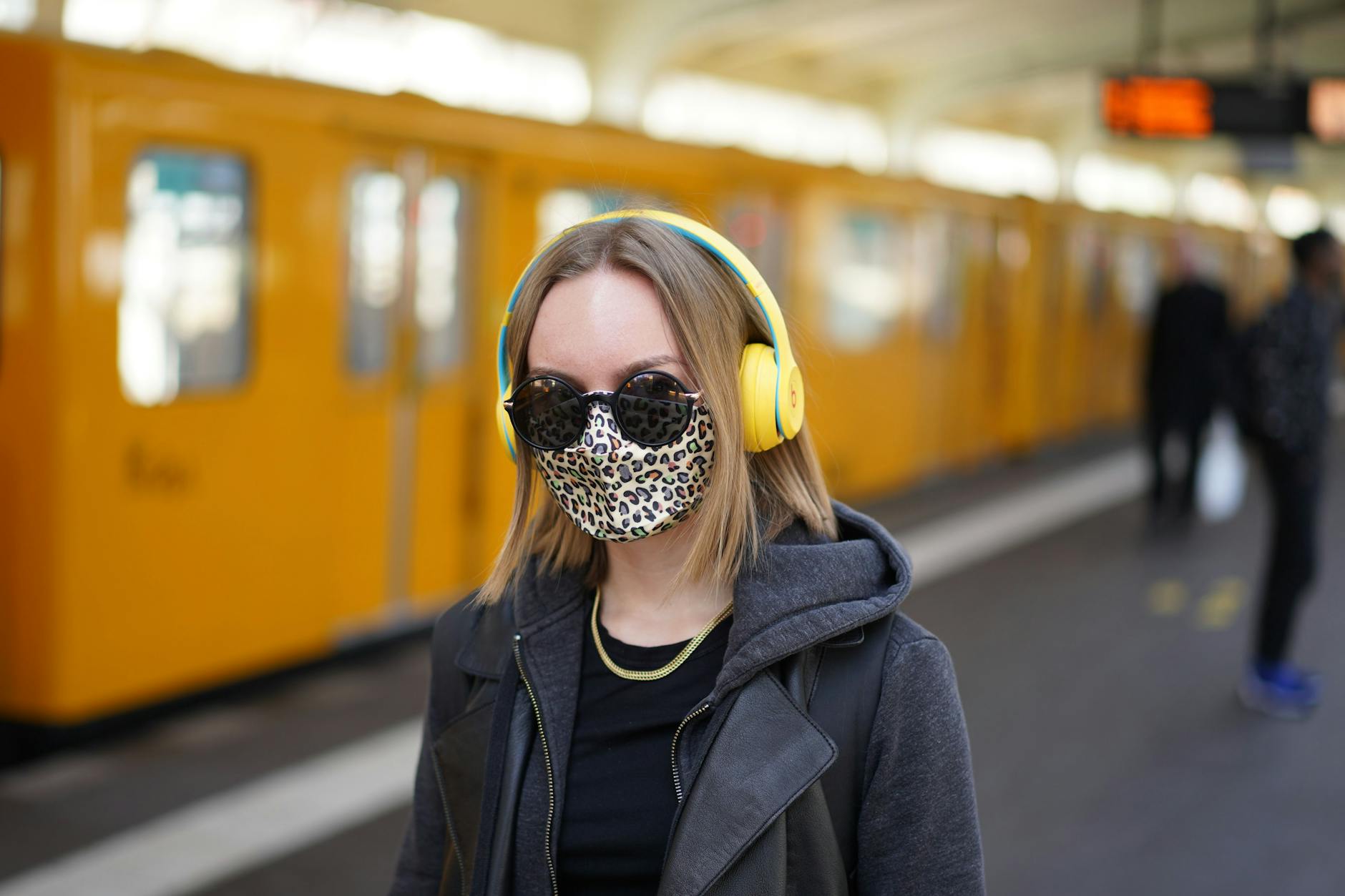 Eine junge Frau trägt eine Maske in der Berliner U-Bahn.